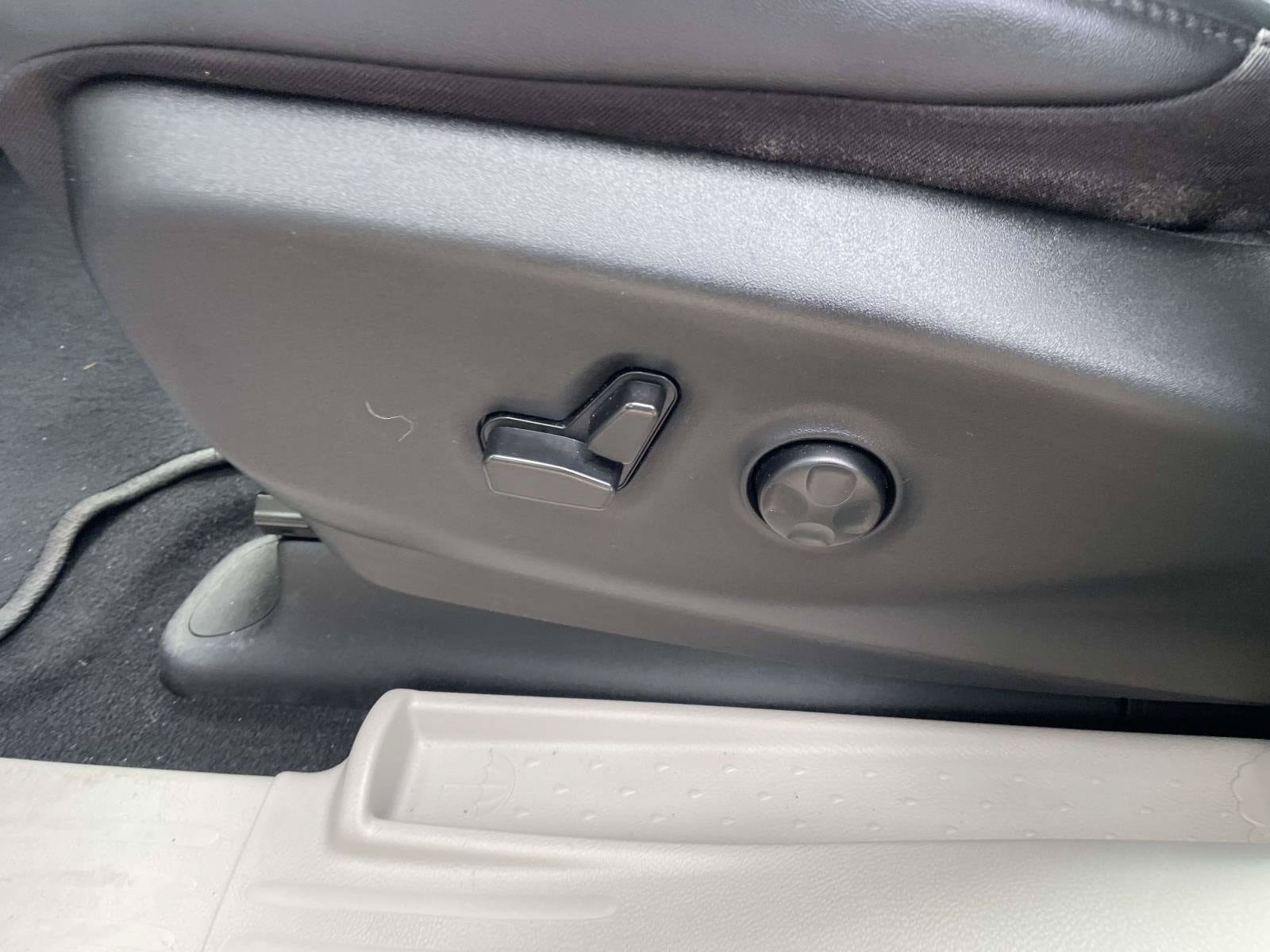 Used 2024 Chrysler Pacifica Touring-L FWD image 13
