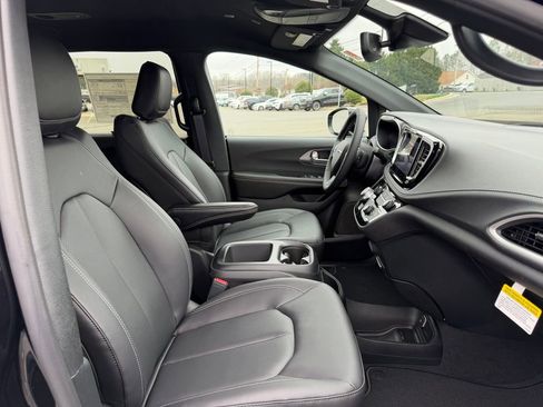 New 2026 Chrysler Pacifica Select image 31