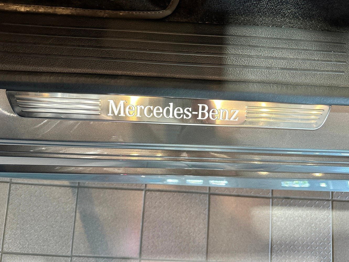 Used 2025 Mercedes-Benz GLE 350 4MATIC w/ AMG Line Exterior image 14