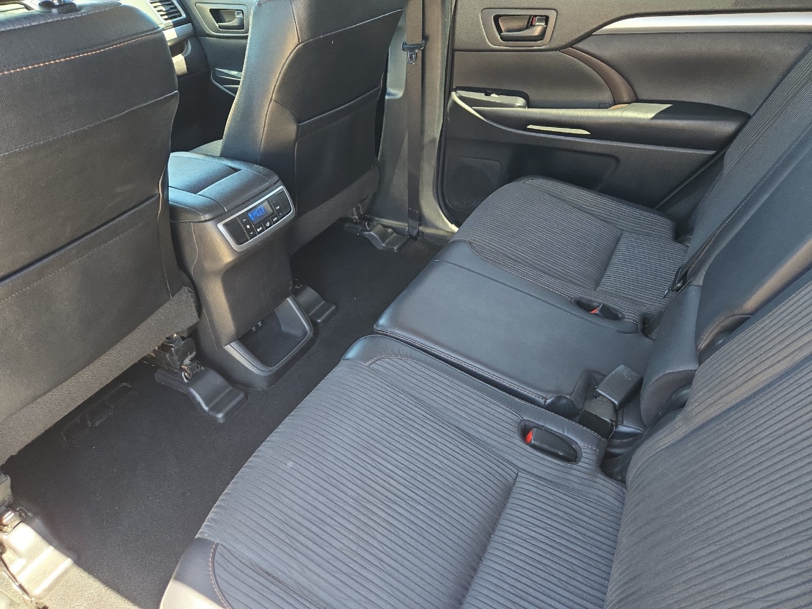 Used 2018 Toyota Highlander Plus FWD image 11