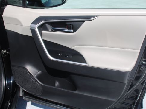 Used 2021 Toyota RAV4 XLE w/ Convenience Package FWD image 19