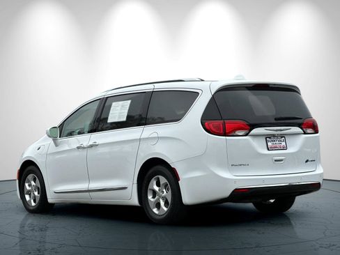 Used 2018 Chrysler Pacifica Touring-L image 6