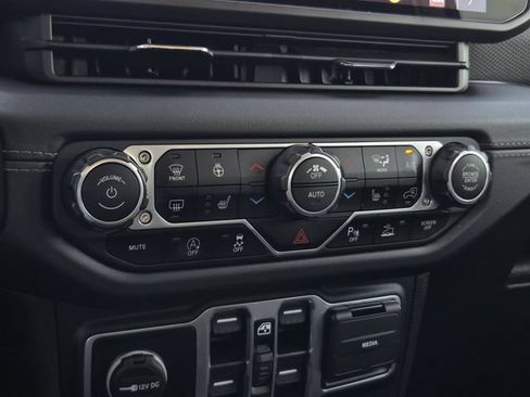 Used 2024 Jeep Wrangler Unlimited Rubicon AWD/4WD image 19