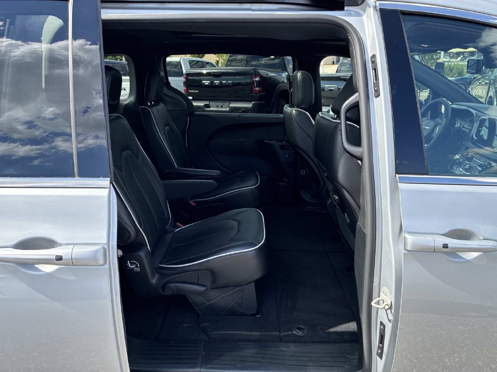 Used 2026 Chrysler Pacifica Limited FWD image 10