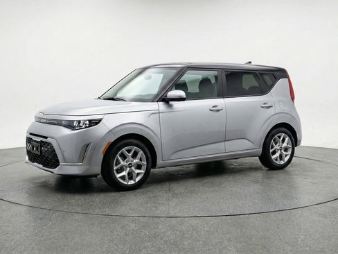Used 2025 Kia Soul LX w/ LX Technology Package FWD image 3
