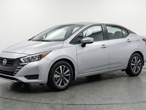 Used 2025 Nissan Versa SV image 3