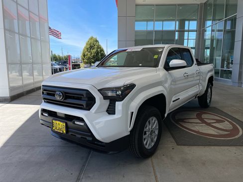 Certified 2025 Toyota Tacoma SR5 AWD/4WD image 7