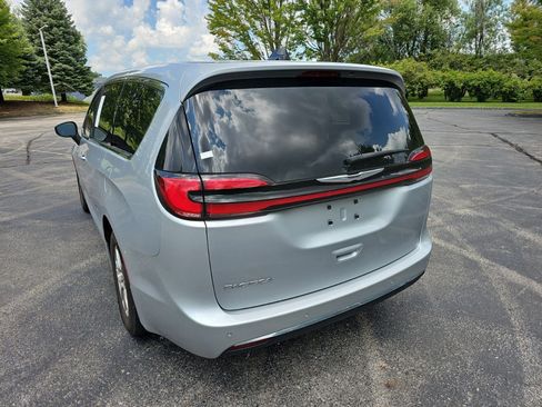 Used 2023 Chrysler Pacifica Touring-L FWD image 3