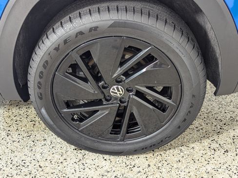 Used 2024 Volkswagen Atlas Cross Sport SE w/ Panoramic Sunroof Package FWD image 28
