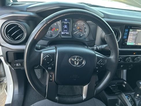 Used 2017 Toyota Tacoma TRD Sport image 14