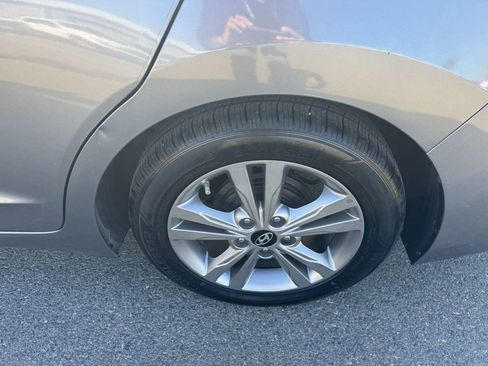 Used 2017 Hyundai Elantra SE image 34