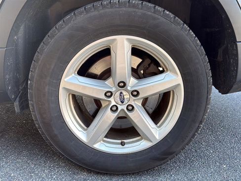 Used 2017 Ford Explorer XLT w/ Equipment Group 202A AWD/4WD image 4