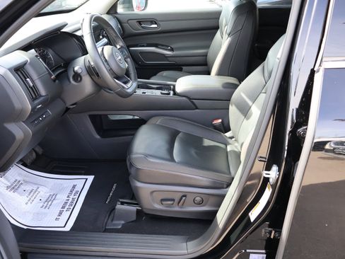 Used 2025 Nissan Pathfinder SL image 40