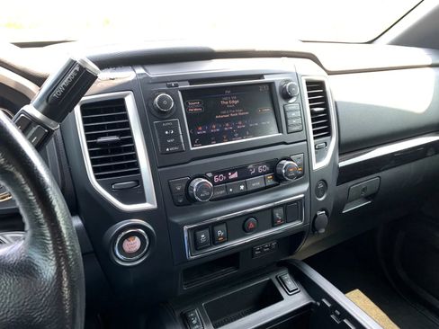Used 2019 Nissan Titan SV w/ SV Convenience Package RWD image 14