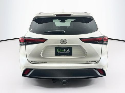 Used 2020 Toyota Highlander XLE AWD/4WD image 7