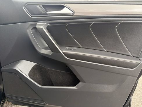 Used 2022 Volkswagen Tiguan SE w/ Panoramic Sunroof Package FWD image 31