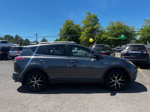 Used 2018 Toyota RAV4 SE AWD/4WD image 2