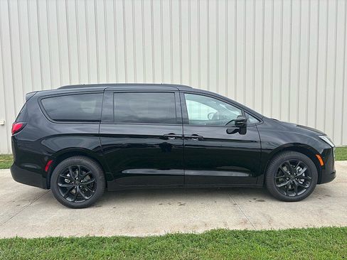 New 2027 Chrysler Pacifica Limited AWD/4WD image 3