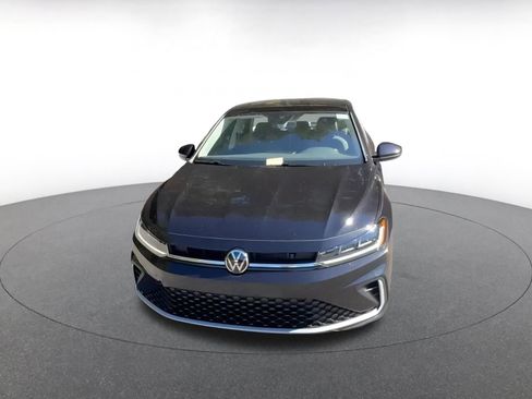 Used 2025 Volkswagen Jetta SE image 3