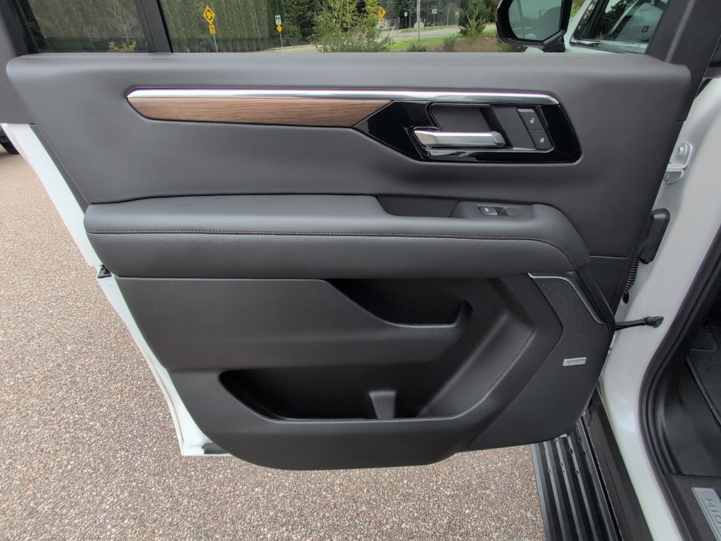 Used 2025 Chevrolet Suburban High Country AWD/4WD image 15