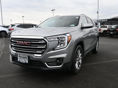 Used 2023 GMC Terrain SLT image 4