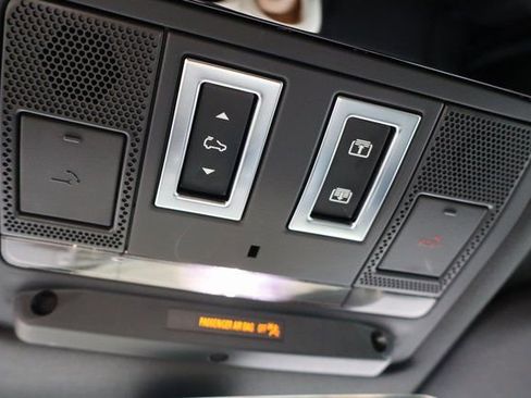 Used 2023 Land Rover Defender 130 X-Dynamic SE image 32