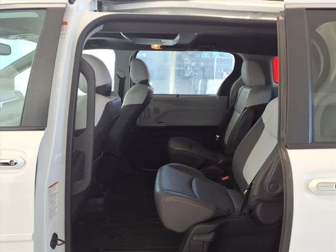 Used 2022 Toyota Sienna XSE image 18