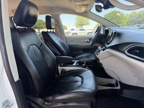 Used 2022 Chrysler Pacifica Touring-L FWD image 26