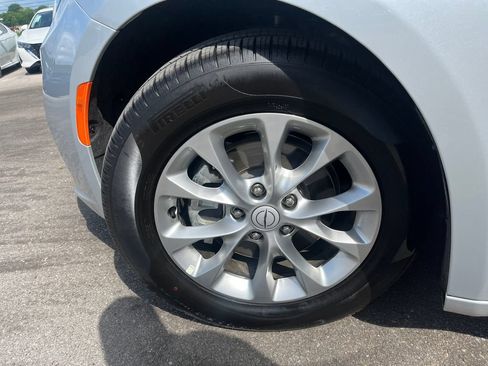 Used 2026 Chrysler Pacifica Limited FWD image 29