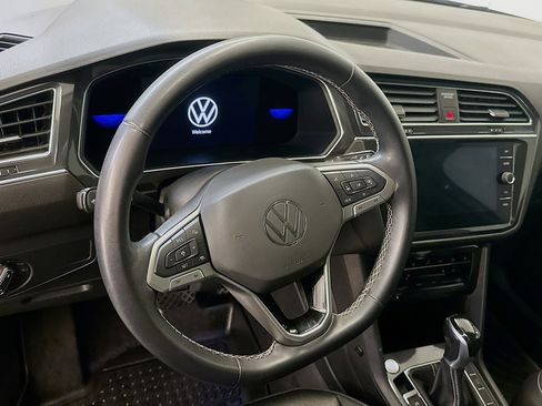 Used 2022 Volkswagen Tiguan SE w/ Panoramic Sunroof Package AWD/4WD image 18