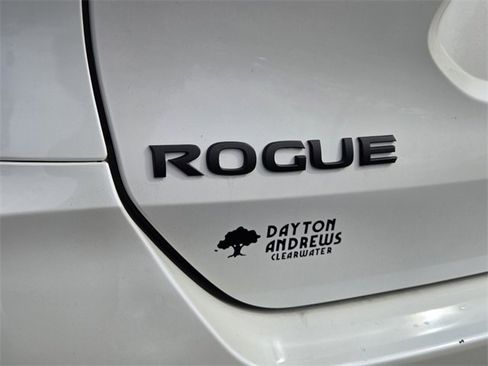 Used 2018 Nissan Rogue SV image 12