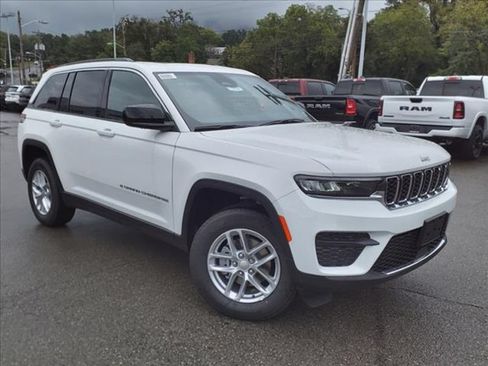 Used 2024 Jeep Grand Cherokee Laredo X w/ Luxury Tech Group I AWD/4WD image 2