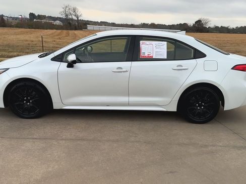 Used 2024 Toyota Corolla LE image 6