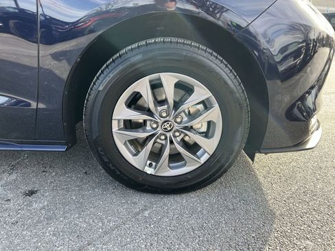 Used 2025 Toyota Sienna LE image 12