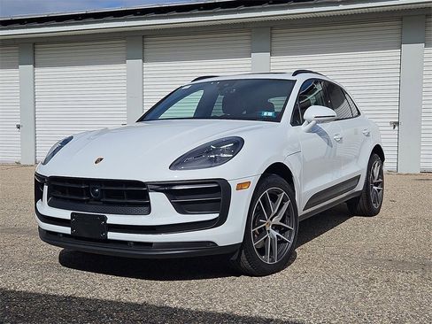 Certified 2025 Porsche Macan image 1