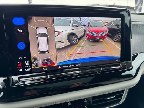 Used 2025 Volkswagen Atlas Cross Sport SEL Premium R-Line image 24