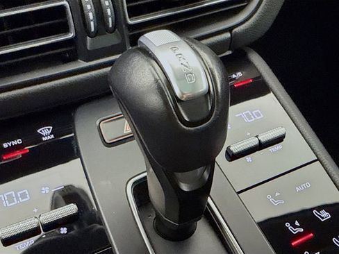 Certified 2024 Porsche Macan AWD/4WD image 21