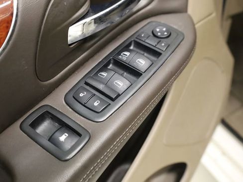 Used 2013 Chrysler Town & Country Touring FWD image 17
