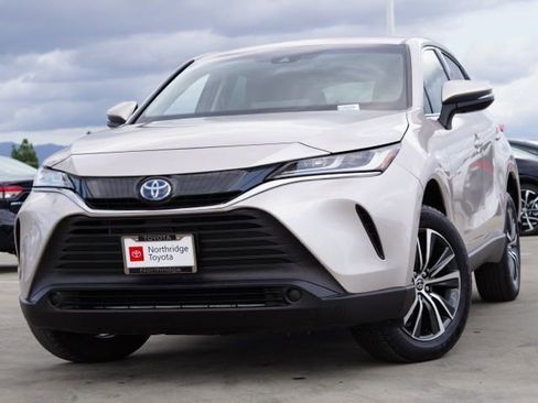 Certified 2024 Toyota Venza LE image 3