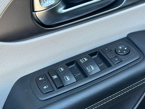 Used 2023 Chrysler Pacifica Touring-L FWD image 11