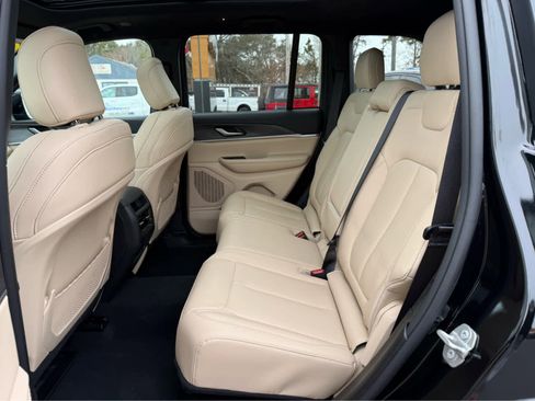 Used 2024 Jeep Grand Cherokee Limited image 23