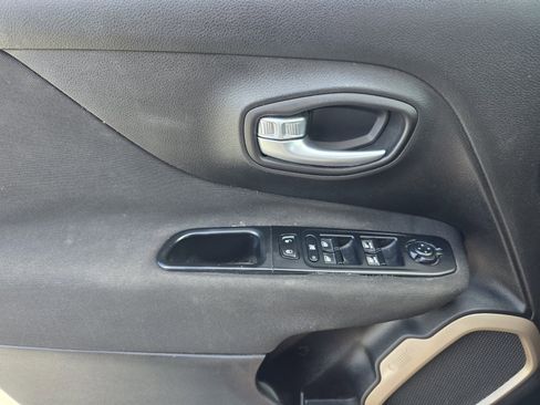 Used 2016 Jeep Renegade Latitude FWD image 25