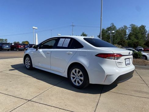 Used 2025 Toyota Corolla LE FWD image 11