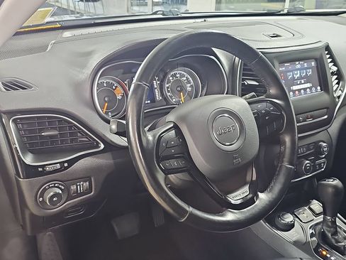 Used 2020 Jeep Cherokee Latitude Plus AWD/4WD image 19