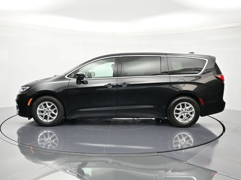 Certified 2023 Chrysler Pacifica Touring-L image 9