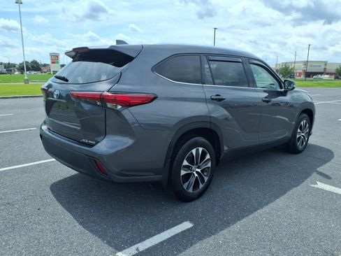 Used 2021 Toyota Highlander XLE AWD/4WD image 4