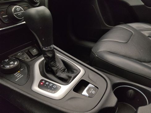 Used 2017 Jeep Cherokee Overland w/ Technology Group image 26