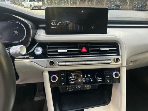 Used 2025 Genesis G70 2.5T image 27