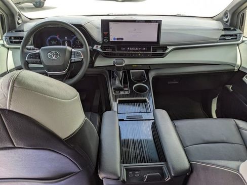 Used 2025 Toyota Sienna XSE w/ XSE Plus Package FWD image 15