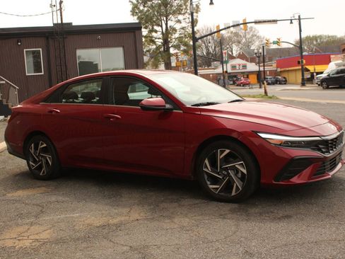 Used 2025 Hyundai Elantra Limited image 4